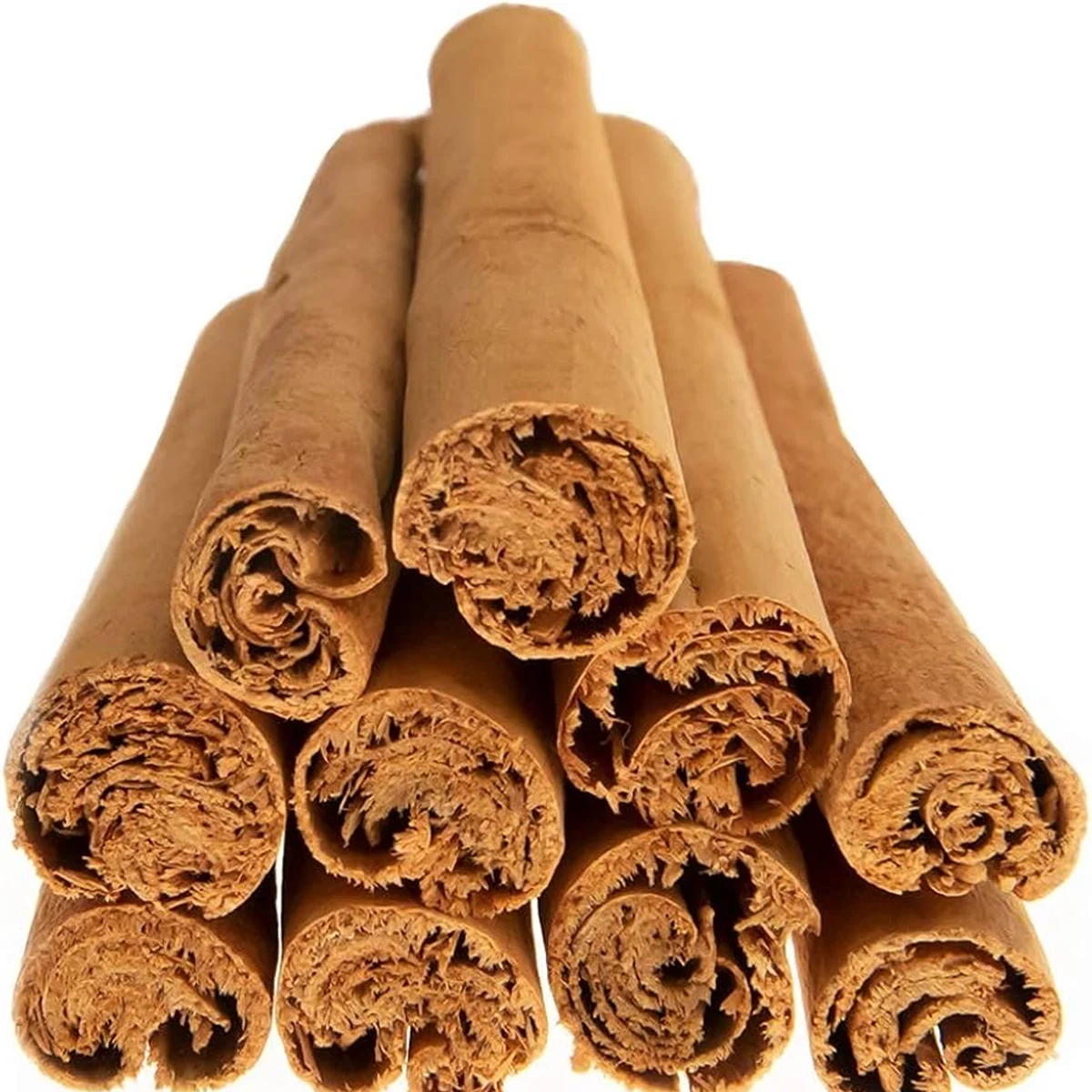 Ramas de canela de Ceilán con finas capas visibles en los extremos